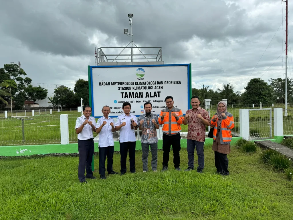 PT Solusi Bangun Andalas Gandeng BMKG Pasang Alat Penakar Hujan Otomatis,Perkuat Mitigasi Dampak Cuaca di Lhoknga dan Leupung, Aceh Besar