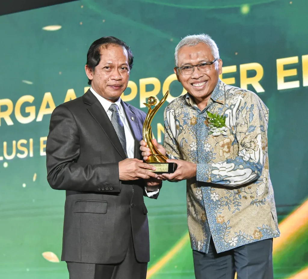 PROPER Emas dari Kementerian Lingkungan Hidup-Badan Pengendalian Lingkungan Hidup (KLH-BPLH) Republik Indonesia