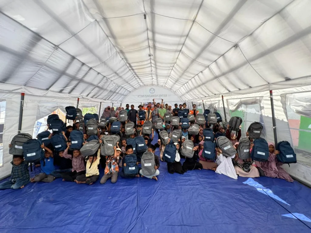Terus Bergerak Bantu Pemulihan, Solusi Bangun Andalas Kerahkan Alat Berat untuk Pembersihan Area Terdampak Banjir
