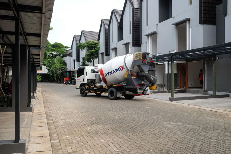 Jakarta, 29 November 2022 – PT Solusi Bangun Indonesia Tbk (SBI) melalui anak usahanya, PT Solusi Bangun Beton (SBB), memperluas jaringan layanan MiniMix, armada truk pengantar beton berukuran kecil, untuk memenuhi kebutuhan pembangunan dan renovasi konstruksi di area-area dengan akses jalan sempit seperti di komplek-komplek perumahan yang padat. Peluncuran MiniMix 2.0 ditandai dengan new unit reveal oleh Direktur Utama Solusi Bangun Indonesia, Lilik Unggul Raharjo, Direktur Human Capital, Legal & Corporate Affairs Solusi Bangun Indonesia, Ony Suprihartono, dan Direktur SBB, Giri Prabowo di Batching Plant SBB Pondok Indah, Jakarta Selatan, Selasa (29/11). “SBI mendorong inovasi untuk menghadirkan produk dan solusi-solusi bernilai tambah bagi kebutuhan pembangunan yang beragam, lebih mudah, lebih efisien dalam jangka panjang, berkualitas tinggi dan ramah lingkungan”, kata Lilik. Selain memperluas wilayah layanan hingga ke Surabaya dan sekitarnya, Solusi Bangun Indonesia juga memperkenalkan tampilan baru armada MiniMix yang mengenakan mural bertema “Membawa Kualitas Bangunan Bertingkat ke Banyak Tempat”. Mural ini menjadi pembawa pesan bahwa armada MiniMix memungkinkan pemilik rumah membangun atau renovasi menggunakan solusi-solusi perkerasan inovatif yang lebih dulu banyak diaplikasikan pada konstruksi besar dan infrastruktur di antaranya beton berpori dan beton dekoratif yang bisa digunakan untuk garasi, serta beton rendah emisi untuk dak rumah. Selain pengungkapan penampilan baru MiniMix, Solusi Bangun Indonesia juga menghadirkan arsitek rancang kota, Abimantra Pradhana yang berbagi mengenai tantangan pembangunan rumah di wilayah padat penduduk “Tantangan bagi calon pemilik rumah di kota besar, seperti Jakarta saat ini adalah bagaimana bisa memanfaatkan luas tanah yang terbatas di tengah kota untuk membangun rumah yang nyaman, sekaligus dapat memperpendek jarak tempuh dari rumah ke lokasi kerja atau fasilitas utama lain seperti fasilitas kesehatan, pendidikan dan pusat ekonomi”, kata Abimantra. Hadir di antara tamu undangan, pelanggan MiniMix Ahmad Fahmi mengutarakan kesannya saat menggunakan MiniMix. “MiniMix menjadi solusi bagi pemilik rumah yang ingin melakukan renovasi dan bertempat di pemukiman yang tidak terjangkau kendaraan besar, sehingga pemilik rumah dapat melakukan pembuatan rumah dengan efektif dan efisien baik secara waktu, kualitas material dan biaya”, ujar Fahmi. Saat ini wilayah yang sudah terjangkau oleh armada MiniMix adalah Jabodetabek dan Kota Surabaya. Ke depan, Solusi Bangun Indonesia berencana mengembangkan layanan MiniMix hingga ke beberapa kota lainnya di Pulau Jawa.