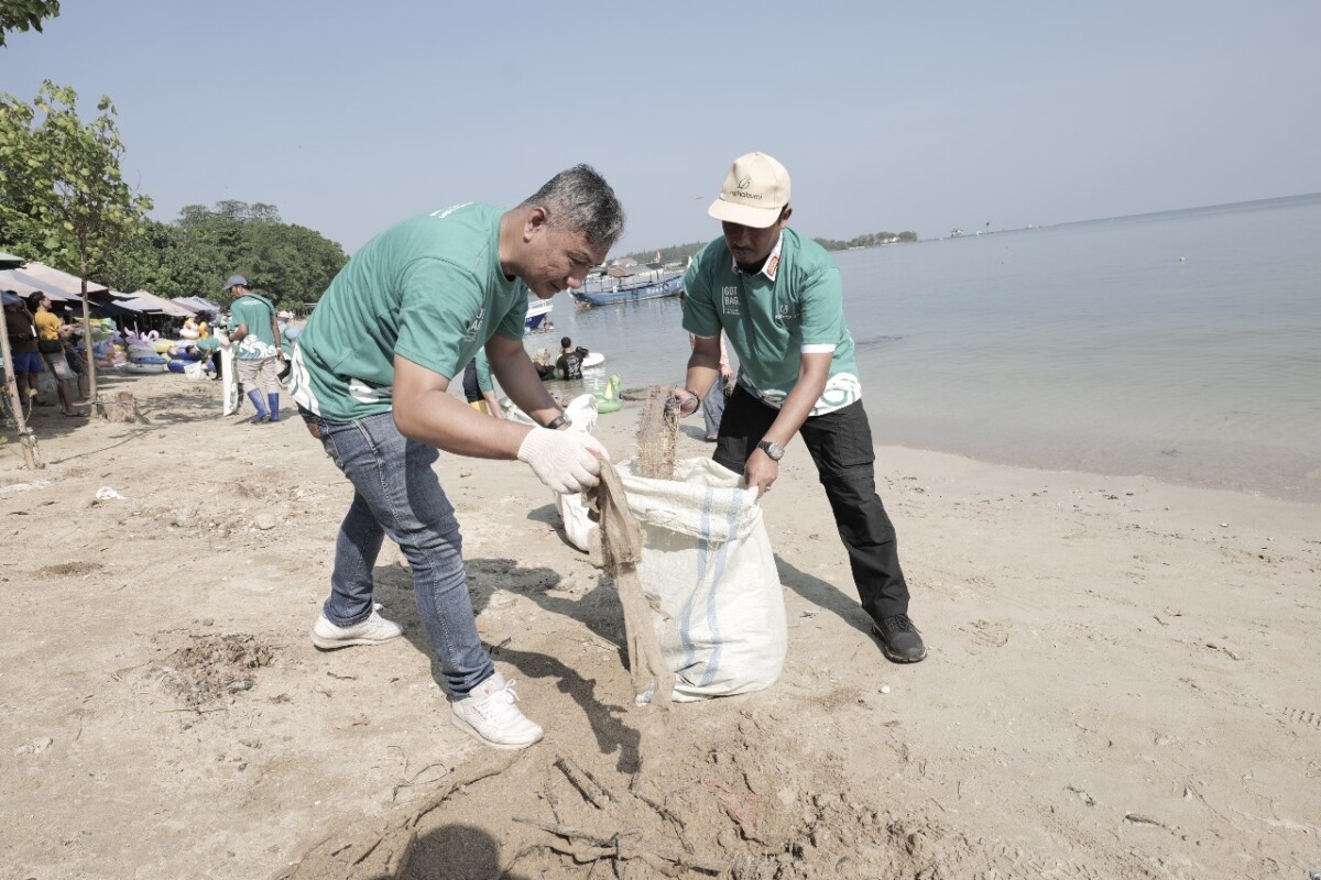 Turning Waste into Alternative Energy: Solusi Bangun Indonesia and Got Bag Indonesia Clean Up Plastic Waste at Teluk Awur Beach, Jepara