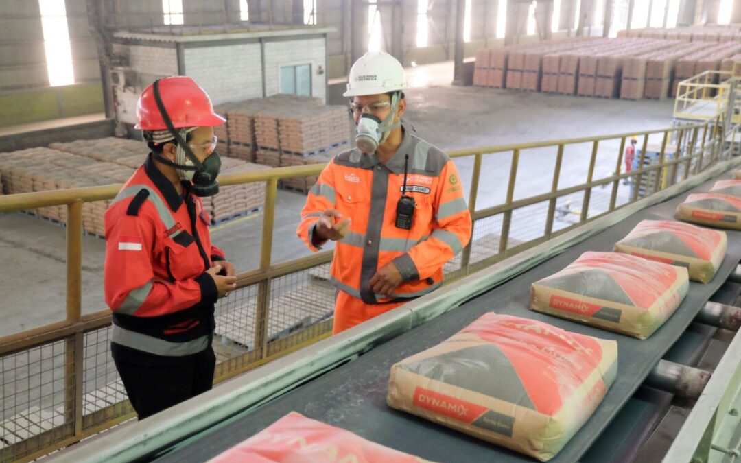 Jakarta, 30 Maret 2026 – PT Solusi Bangun Indonesia Tbk (“Solusi Bangun Indonesia”/“Perseroan”) melaporkan kinerja keuangan di tengah perlambatan pasar semen nasional. Berdasarkan data Asosiasi Perusahaan Semen Seluruh Indonesia (ASPERSSI), sepanjang tahun 2025, volume produksi semen nasional tercatat turun sekitar 4,5% dari 67,8 juta ton menjadi 64,7 juta ton. Sejalan dengan itu, penjualan semen domestik juga menurun sekitar 1,5%. Perlambatan tersebut dipengaruhi oleh melemahnya daya beli masyarakat, curah hujan tinggi yang menunda aktivitas konstruksi, serta perlambatan sejumlah proyek infrastruktur. Sementara itu, industri semen nasional juga masih menghadapi tantangan kelebihan kapasitas produksi, sehingga memperketat persaingan di pasar domestik. Menanggapi lanskap bisnis pada tahun 2025 tersebut, Direktur Utama PT Solusi Bangun Indonesia Tbk, Rizki Kresno Edhie Hambali, menyampaikan bahwa tahun 2025 menjadi momentum transformasi dalam sinergi bersama SIG selaku induk usaha untuk memperkuat resilensi di tengah tekanan industri. Sebagai bagian dari PT Semen Indonesia (Persero) Tbk (SIG), Solusi Bangun Indonesia melaksanakan strategi transformasi yang berfokus pada optimalisasi operational excellence, peningkatan pengelolaan pemasaran dan penjualan, serta program efisiensi biaya di berbagai lini untuk menjaga fundamental dan profitabilitas di tengah tekanan industri. Strategi transformasi yang dijalankan secara konsisten sejak semester kedua tahun 2025 tersebut, membantu Solusi Bangun Indonesia membukukan volume penjualan semen dan terak sebesar 12,1 juta ton dan pendapatan tercatat Rp10,7 triliun. Beban pokok pendapatan tercatat Rp8,32 triliun, EBITDA mencapai Rp1,87 triliun, laba periode berjalan mencapai Rp659 miliar. “Pada aspek operational excellence, kami meningkatkan efisiensi produksi, optimalisasi energi dan bahan bakar alternatif. Sedangkan pengelolaan pemasaran dan penjualan difokuskan pada penguatan merek dan saluran distribusi terutama di area-area dengan marjin tinggi. Strategi tersebut diperkuat dengan program efisiensi biaya untuk pengendalian biaya yang terukur dan penurunan beban keuangan,” ungkap Rizki Kresno. Lebih lanjut, Rizki Kresno Edhie Hambali menerangkan bahwa program efisiensi yang dijalankan secara disiplin berkontribusi menurunkan beban keuangan sebesar 34,8% dibandingkan tahun sebelumnya. Penguatan struktur permodalan dan percepatan pembayaran pinjaman, membuktikan ketahanan Perseroan dalam menjaga kesehatan neraca dan likuiditas Perseroan. Rizki Kresno Edhie Hambali menambahkan, dalam sinergi bersama SIG, Solusi Bangun Indonesia optimis dapat terus menjaga momentum pertumbuhan melalui sejumlah inisiatif strategis dan inovasi. Salah satu langkah strategis tersebut yaitu proyek pengembangan dermaga dan fasilitas produksi untuk ekspor semen di Tuban, Jawa Timur yang merupakan bagian dari kerja sama strategis Perusahaan dengan Taiheiyo Cement Corporation. ”Fasilitas dengan kapasitas ekspor 500 ribu hingga 1 juta ton semen ini ditargetkan untuk mulai operasional pada pertengahan tahun 2026,” ungkap Rizki Kresno. Selain ekspor, kerja sama strategis dengan Taiheiyo juga dilakukan untuk mengembangkan lini bisnis soil stabilization (stabilisasi tanah), untuk menjawab tantangan di industri konstruksi sekaligus menciptakan pasar baru guna membuka peluang pertumbuhan. Tentang PT Solusi Bangun Indonesia Tbk PT Solusi Bangun Indonesia Tbk adalah sebuah perseroan terbuka yang mayoritas sahamnya (83,52%) dimiliki dan dikelola oleh PT Semen Indonesia (Persero) Tbk atau SIG. Perseroan menjalankan usaha yang terintegrasi dari semen, beton siap pakai dengan merek dagang Dynamix dan Semen Andalas, serta agregat dan layanan pengelolaan limbah ramah lingkungan. Perusahaan mengoperasikan empat pabrik semen terintegrasi masing-masing di Narogong (Jawa Barat), Cilacap (Jawa Tengah), Tuban (Jawa Timur), dan Lhoknga (Aceh – yang dioperasikan oleh anak usaha yaitu PT Solusi Bangun Andalas), dengan total kapasitas 14,86 juta ton semen per tahun, dan mempekerjakan 1.750 orang. Informasi lengkap dapat diperoleh dari: Novi Maryanti Corporate Communications Manager Mobile : 0878-0411 1811 e-mail : novi.maryanti@sig.id Nadia Makhya Azhari Digital Communications & Media Relations Specialist Mobile : 0812-4840-5525 e-mail : nadia.makhya@sig.id