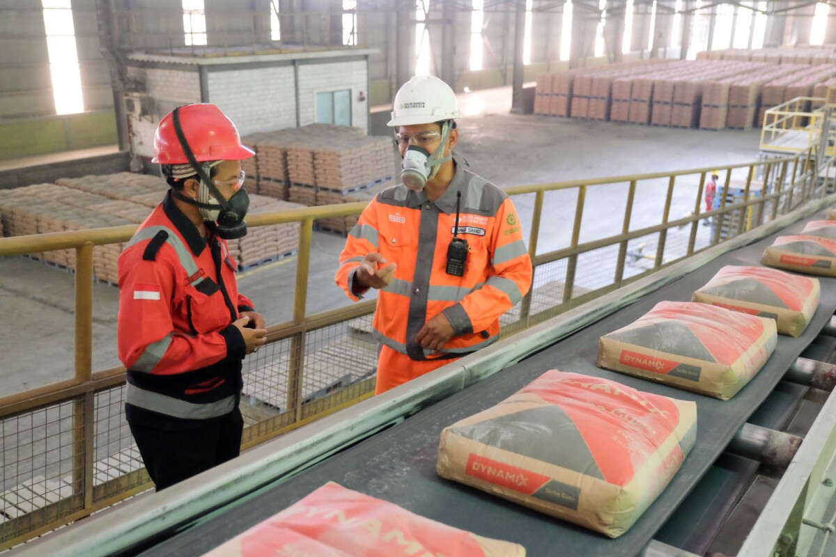 Jakarta, 30 Maret 2026 – PT Solusi Bangun Indonesia Tbk (“Solusi Bangun Indonesia”/“Perseroan”) melaporkan kinerja keuangan di tengah perlambatan pasar semen nasional. Berdasarkan data Asosiasi Perusahaan Semen Seluruh Indonesia (ASPERSSI), sepanjang tahun 2025, volume produksi semen nasional tercatat turun sekitar 4,5% dari 67,8 juta ton menjadi 64,7 juta ton. Sejalan dengan itu, penjualan semen domestik juga menurun sekitar 1,5%. Perlambatan tersebut dipengaruhi oleh melemahnya daya beli masyarakat, curah hujan tinggi yang menunda aktivitas konstruksi, serta perlambatan sejumlah proyek infrastruktur. Sementara itu, industri semen nasional juga masih menghadapi tantangan kelebihan kapasitas produksi, sehingga memperketat persaingan di pasar domestik. Menanggapi lanskap bisnis pada tahun 2025 tersebut, Direktur Utama PT Solusi Bangun Indonesia Tbk, Rizki Kresno Edhie Hambali, menyampaikan bahwa tahun 2025 menjadi momentum transformasi dalam sinergi bersama SIG selaku induk usaha untuk memperkuat resilensi di tengah tekanan industri. Sebagai bagian dari PT Semen Indonesia (Persero) Tbk (SIG), Solusi Bangun Indonesia melaksanakan strategi transformasi yang berfokus pada optimalisasi operational excellence, peningkatan pengelolaan pemasaran dan penjualan, serta program efisiensi biaya di berbagai lini untuk menjaga fundamental dan profitabilitas di tengah tekanan industri. Strategi transformasi yang dijalankan secara konsisten sejak semester kedua tahun 2025 tersebut, membantu Solusi Bangun Indonesia membukukan volume penjualan semen dan terak sebesar 12,1 juta ton dan pendapatan tercatat Rp10,7 triliun. Beban pokok pendapatan tercatat Rp8,32 triliun, EBITDA mencapai Rp1,87 triliun, laba periode berjalan mencapai Rp659 miliar. “Pada aspek operational excellence, kami meningkatkan efisiensi produksi, optimalisasi energi dan bahan bakar alternatif. Sedangkan pengelolaan pemasaran dan penjualan difokuskan pada penguatan merek dan saluran distribusi terutama di area-area dengan marjin tinggi. Strategi tersebut diperkuat dengan program efisiensi biaya untuk pengendalian biaya yang terukur dan penurunan beban keuangan,” ungkap Rizki Kresno. Lebih lanjut, Rizki Kresno Edhie Hambali menerangkan bahwa program efisiensi yang dijalankan secara disiplin berkontribusi menurunkan beban keuangan sebesar 34,8% dibandingkan tahun sebelumnya. Penguatan struktur permodalan dan percepatan pembayaran pinjaman, membuktikan ketahanan Perseroan dalam menjaga kesehatan neraca dan likuiditas Perseroan. Rizki Kresno Edhie Hambali menambahkan, dalam sinergi bersama SIG, Solusi Bangun Indonesia optimis dapat terus menjaga momentum pertumbuhan melalui sejumlah inisiatif strategis dan inovasi. Salah satu langkah strategis tersebut yaitu proyek pengembangan dermaga dan fasilitas produksi untuk ekspor semen di Tuban, Jawa Timur yang merupakan bagian dari kerja sama strategis Perusahaan dengan Taiheiyo Cement Corporation. ”Fasilitas dengan kapasitas ekspor 500 ribu hingga 1 juta ton semen ini ditargetkan untuk mulai operasional pada pertengahan tahun 2026,” ungkap Rizki Kresno. Selain ekspor, kerja sama strategis dengan Taiheiyo juga dilakukan untuk mengembangkan lini bisnis soil stabilization (stabilisasi tanah), untuk menjawab tantangan di industri konstruksi sekaligus menciptakan pasar baru guna membuka peluang pertumbuhan. Tentang PT Solusi Bangun Indonesia Tbk PT Solusi Bangun Indonesia Tbk adalah sebuah perseroan terbuka yang mayoritas sahamnya (83,52%) dimiliki dan dikelola oleh PT Semen Indonesia (Persero) Tbk atau SIG. Perseroan menjalankan usaha yang terintegrasi dari semen, beton siap pakai dengan merek dagang Dynamix dan Semen Andalas, serta agregat dan layanan pengelolaan limbah ramah lingkungan. Perusahaan mengoperasikan empat pabrik semen terintegrasi masing-masing di Narogong (Jawa Barat), Cilacap (Jawa Tengah), Tuban (Jawa Timur), dan Lhoknga (Aceh – yang dioperasikan oleh anak usaha yaitu PT Solusi Bangun Andalas), dengan total kapasitas 14,86 juta ton semen per tahun, dan mempekerjakan 1.750 orang. Informasi lengkap dapat diperoleh dari: Novi Maryanti Corporate Communications Manager Mobile : 0878-0411 1811 e-mail : novi.maryanti@sig.id Nadia Makhya Azhari Digital Communications & Media Relations Specialist Mobile : 0812-4840-5525 e-mail : nadia.makhya@sig.id